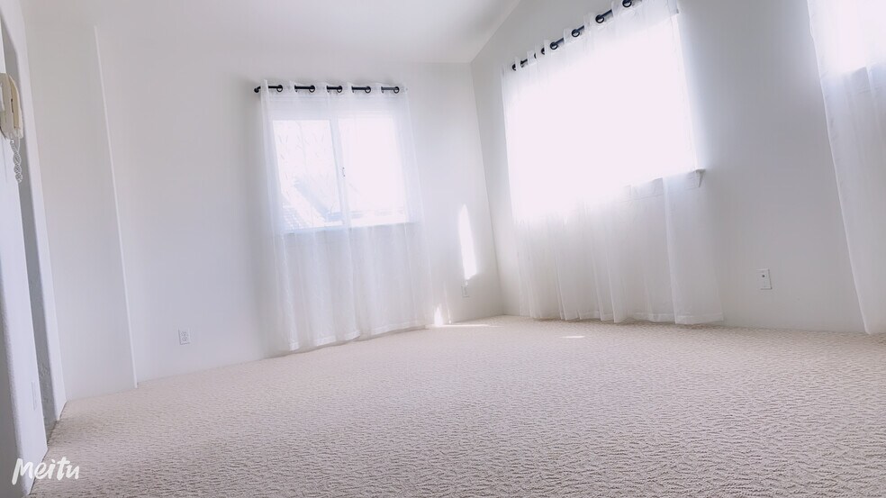 Building Photo - 327 Ainahou St