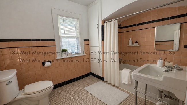 Building Photo - 808 Innes St NE