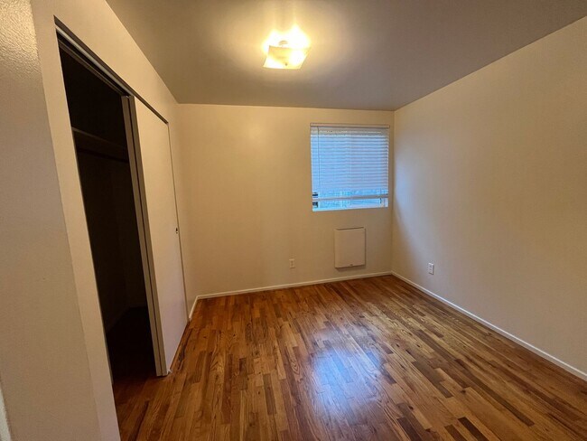 Building Photo - Large 2 BR 1 BA. Tabor/Montavilla!