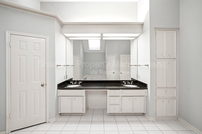 Building Photo - 15911 Moonrock Dr