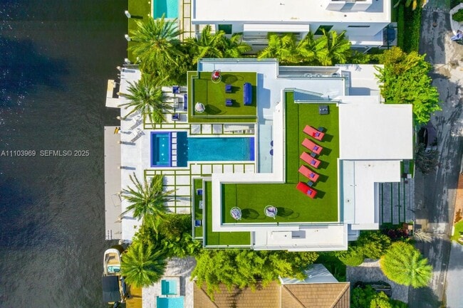 Building Photo - 440 Mola Ave