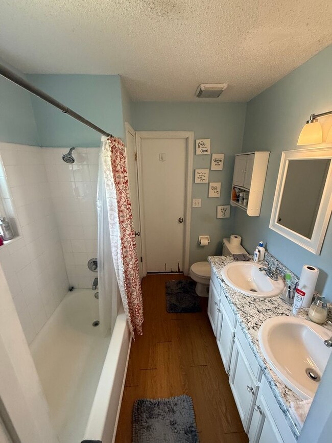Building Photo - Upgraded 2BR/1.5BA Townhouse Apartment Con...