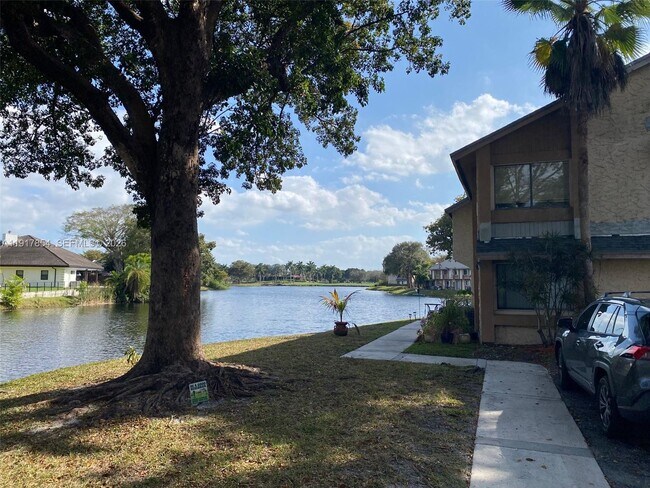 Building Photo - 200 Wimbledon Lakes Dr