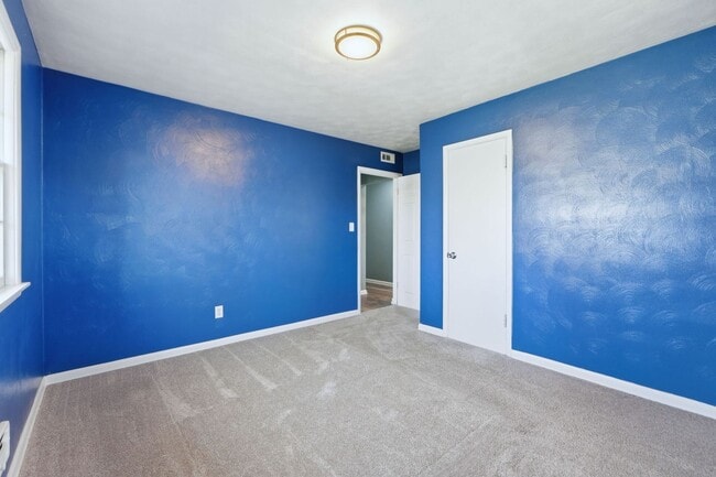 Building Photo - Updated 3BR Home with Fenced Yard & Garage