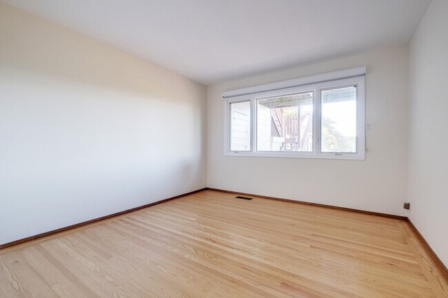 Building Photo - 90 Geldert Dr