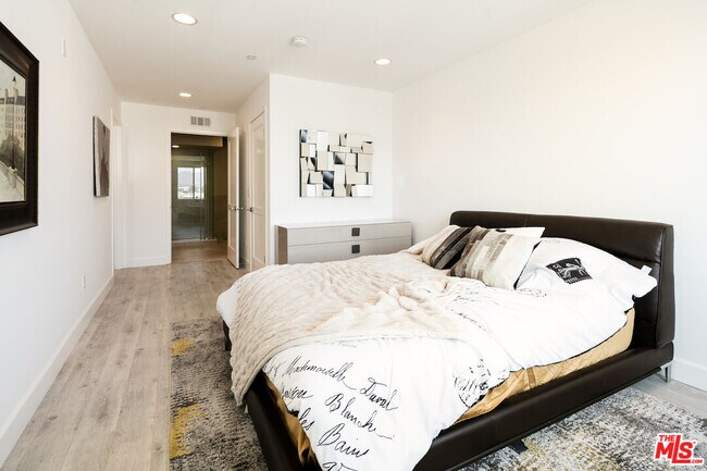 Building Photo - 118 S Kenwood St