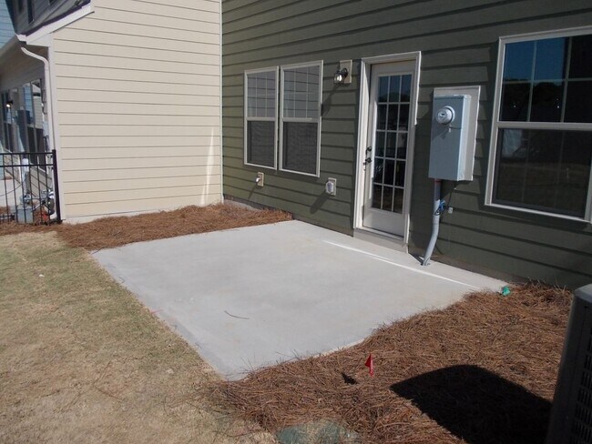 Building Photo - Convenient 3 Bed, 2.5 Bath Townhome near U...