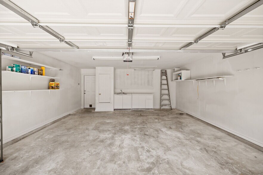 Building Photo - 917 Garden View Dr