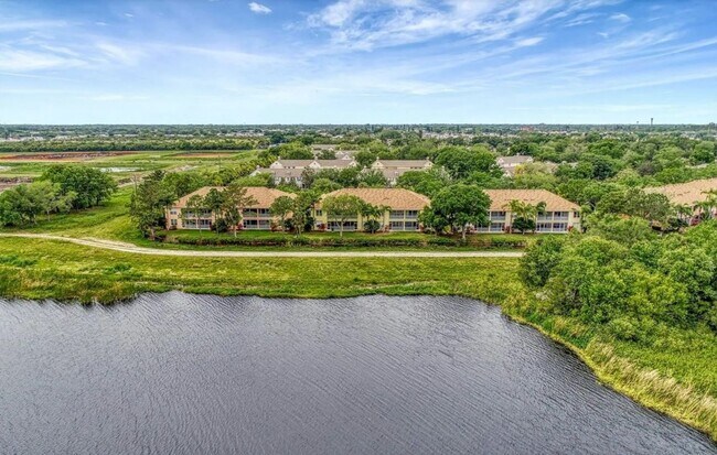 Building Photo - ANNUAL UNFURNISHED 2 bed 2 bath ground floor water front condo in Bradenton