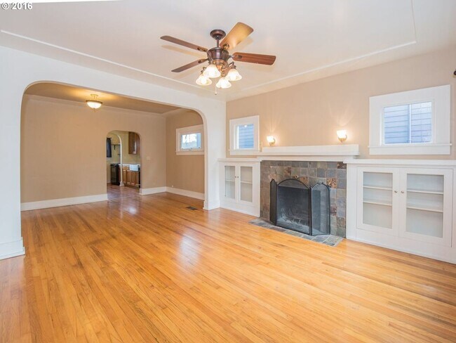 Building Photo - Amazing Well Kept Secret! 4bed 1.5bath Bungalow!
