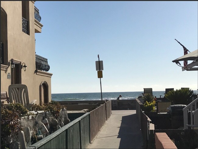 Short barefoot walk to beach - cross no roads - 712 Zanzibar Ct
