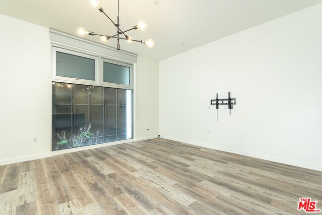 Building Photo - 630 W 6th St