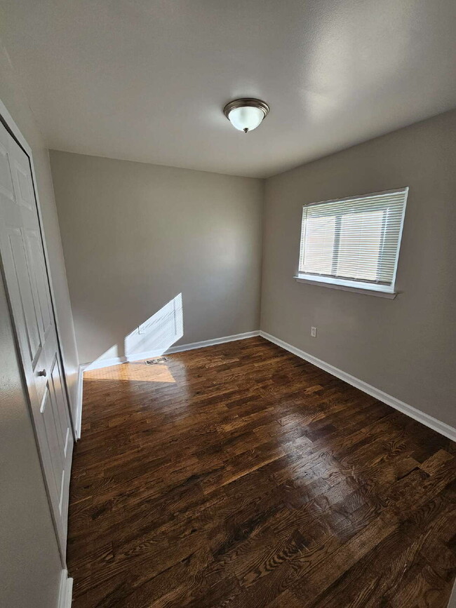 Building Photo - 3 Bedroom Ranch with Hardwood Floors, Eat-In Kitchen, Full Basement & All Appliances!