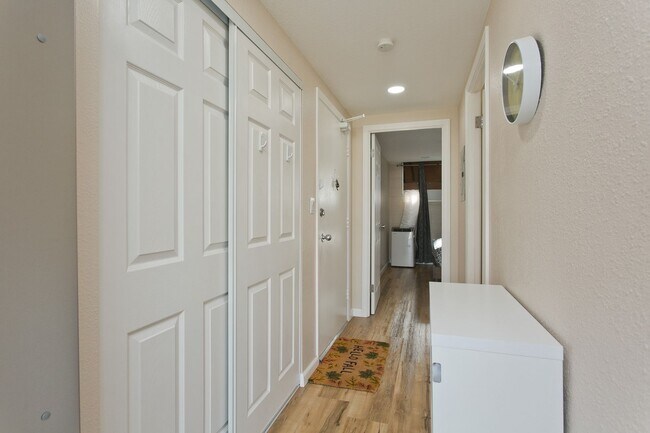 Building Photo - Walking Distance to the Beach & Furnished... Aloha Lani #1606 - 1 BD 1 BA 1 PRK