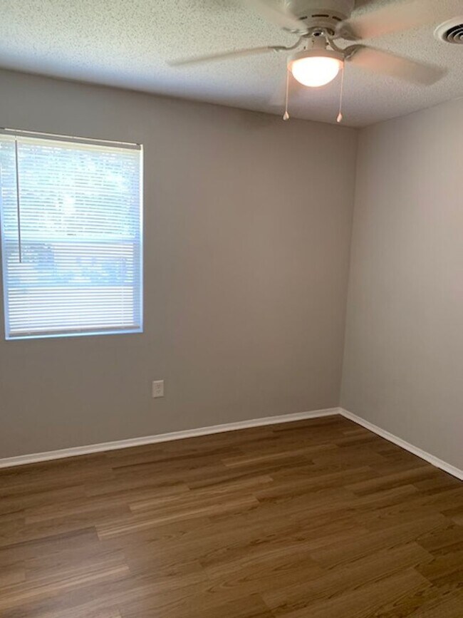 Building Photo - Located in McDuffie Woods Subdivision