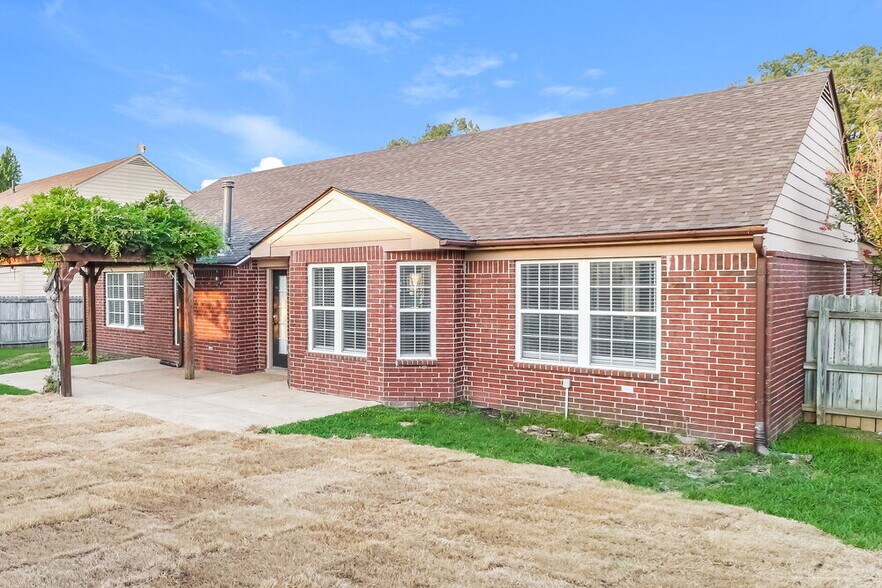 Building Photo - 7427 Fox Creek Dr