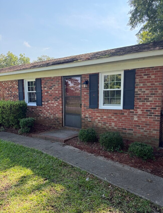 Building Photo - 212 N Elm St