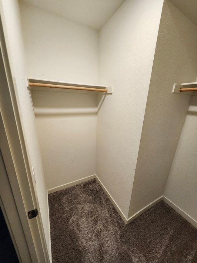 Building Photo - Gorgeous Tri-level Townhouse 3 beds 3 1/2 ...