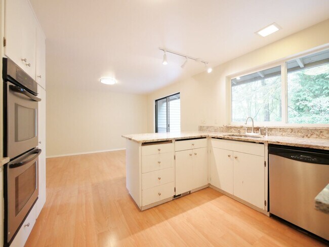 Building Photo - 3 Bed and 3 Bath Plus Office Private Singl...