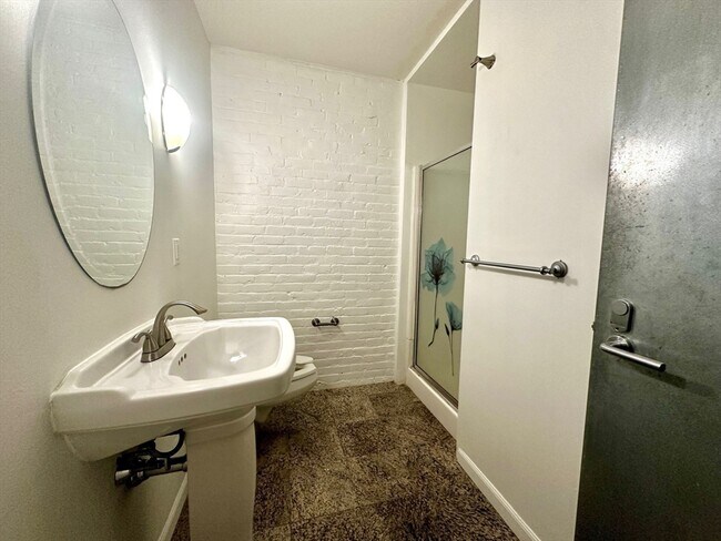 Building Photo - 121 Beach St