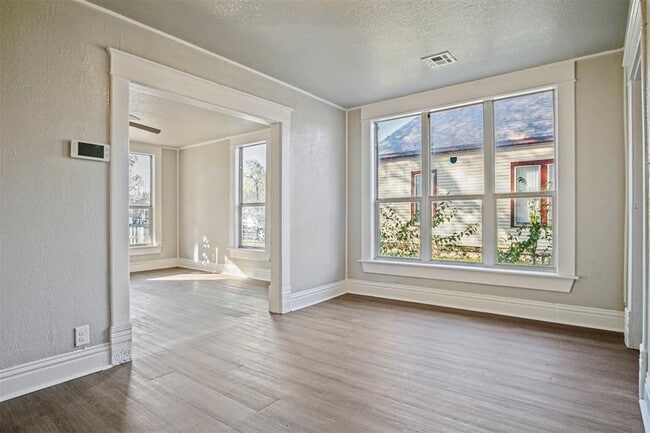 Building Photo - 907 N McKinley Ave