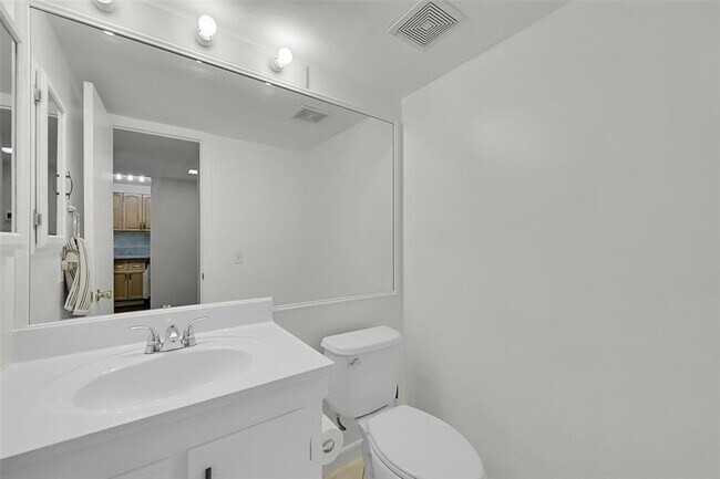 Building Photo - 2304 S Cypress Bend Dr