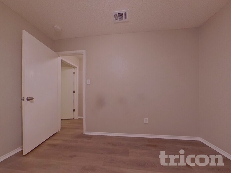 Building Photo - 1932 Cedar Tree Dr