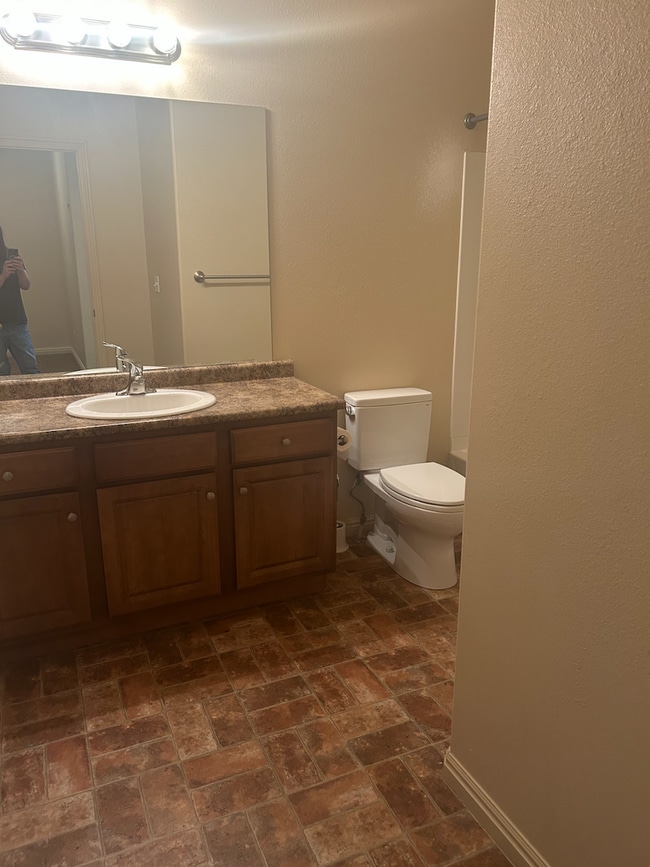 Building Photo - Modern Three Bedroom Townhouse