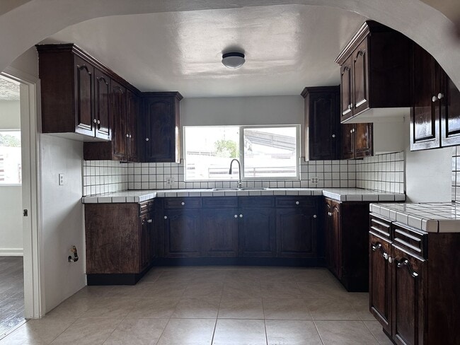 Building Photo - AVB2