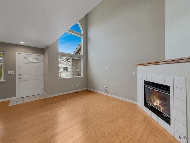 Building Photo - Beautifully Updated Townhome in a Prime Lo...