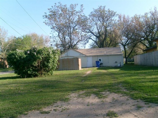 Building Photo - 602 W 12th St