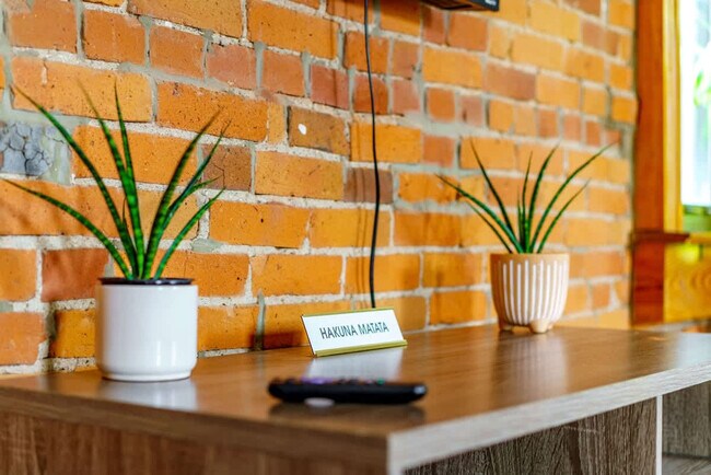 Building Photo - 1180 N High St