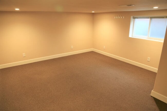 Building Photo - 4 bed/2 bath 1000 feet From Monroe