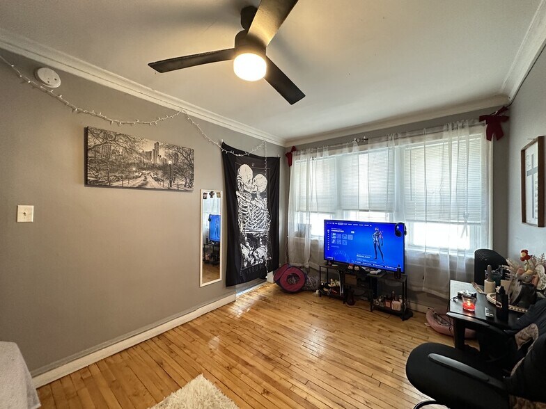 Building Photo - 5451 N Kenmore Ave