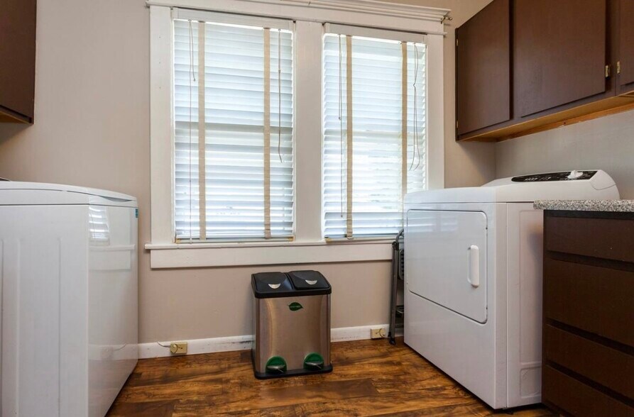 Washer and dryer in kitchen - 1709 Villa Pl