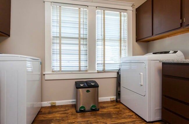 Washer and dryer in kitchen - 1709 Villa Pl