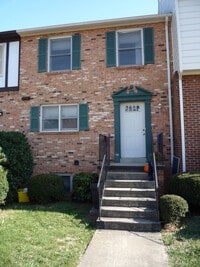 Building Photo - 5 Bedroom Townhome - Close to Campus!