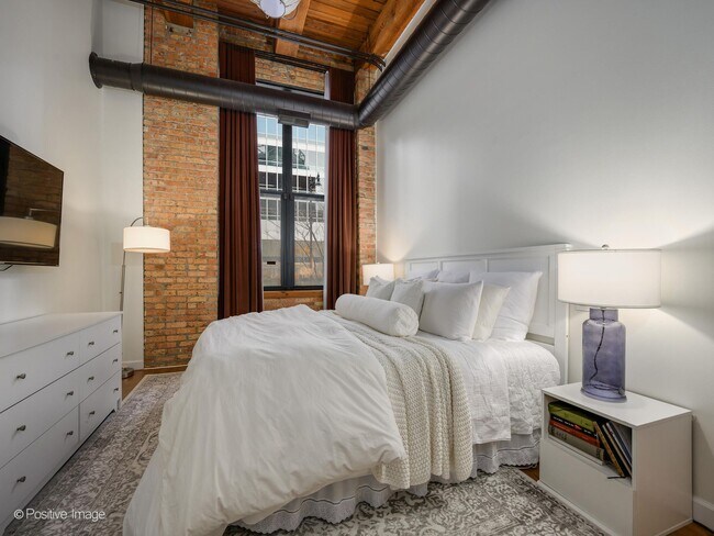 Building Photo - 525 W Superior St