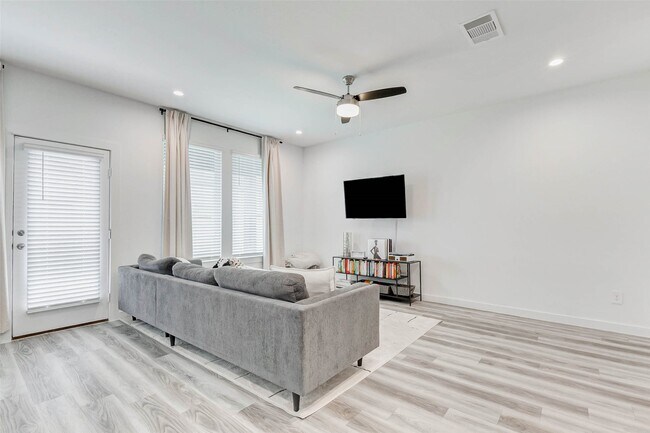 Building Photo - 12318 Basilwood Dr