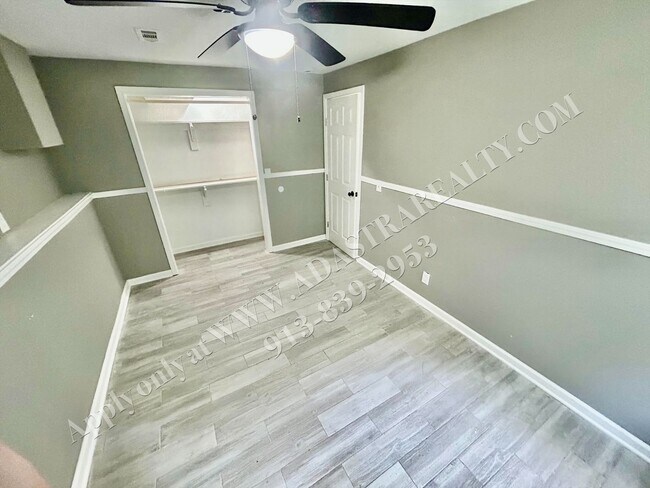 Building Photo - Nice Updated 3 Bed, 1 Bath in KCK-Availabl...