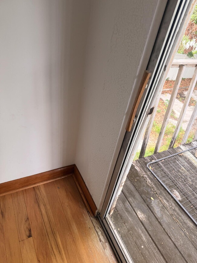 Building Photo - "Charming 1-Bedroom Retreat in Tampa - Cozy 650 Sq. Ft. Home Awaits!"