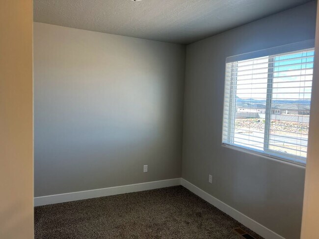 Building Photo - Cedar Reserves Town Home!