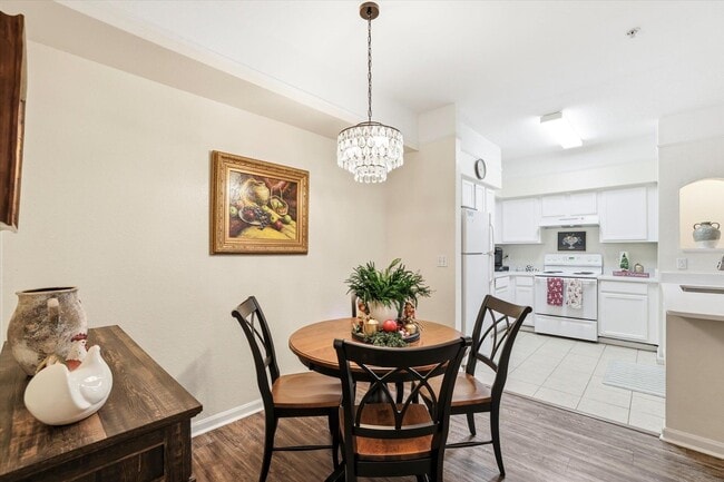 Building Photo - 2801 Chancellorsville Dr