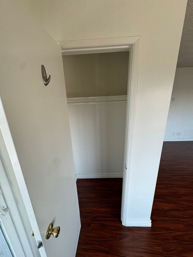 Building Photo - 1073R