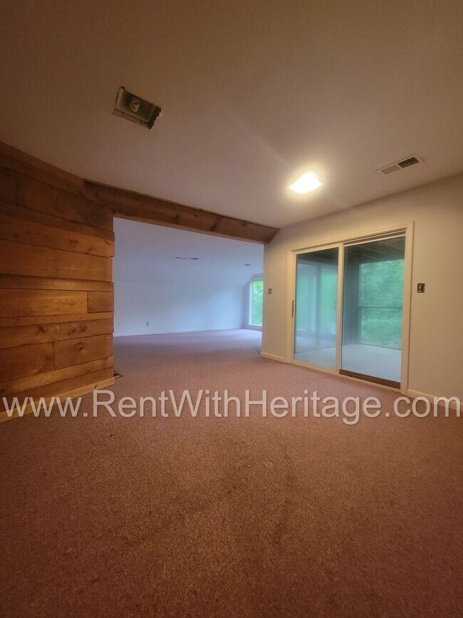 Building Photo - Charming Cabin Style Home on 1.3 Acres / F...