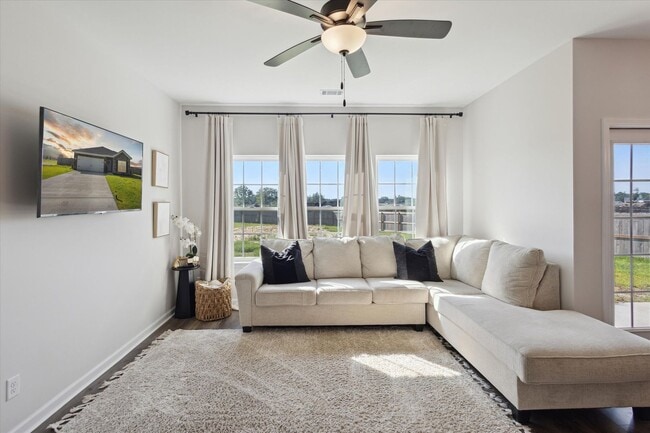 Building Photo - AVAILABLE JULY 2025 [PET FRIENDLY]