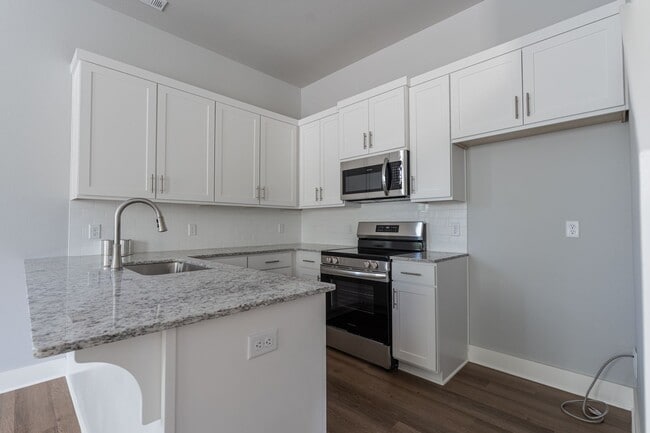 Building Photo - New 3 BR/3.5 BA home in Willow Bend