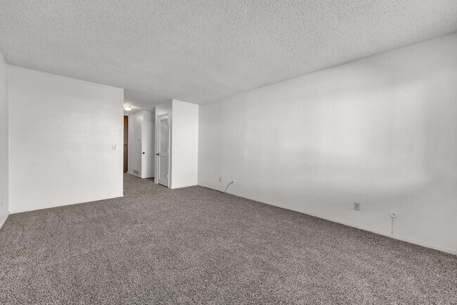 Building Photo - 2bed, 2bath condo with W/D, Balsony and river access