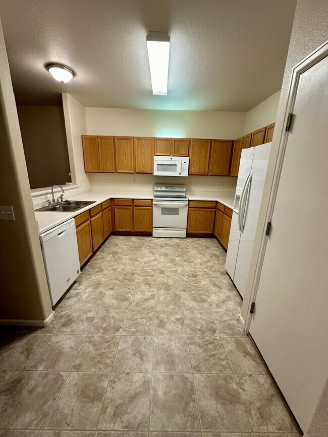 Building Photo - Stylish 2 bedroom Townhome end unit w/Loft 80923