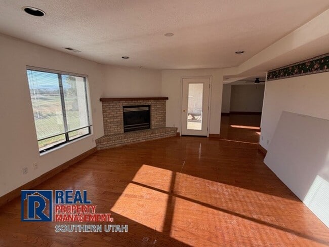 Building Photo - Golf Course Home